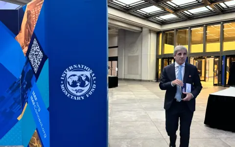 Argentina enfrenta un pago crucial de US$ 800 millones al FMI mientras busca financiamiento adicional