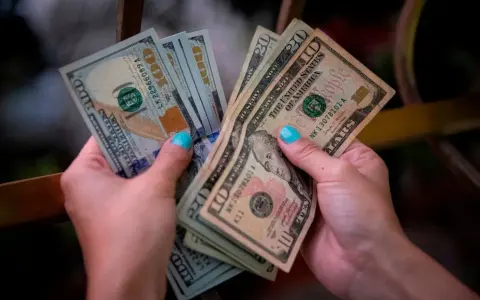 Análisis del Mercado: Caída de Acciones y Aumento Moderado del Dólar