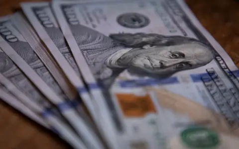Estabilidad del Dólar y Aumento del Riesgo País: Análisis del Mercado Actual