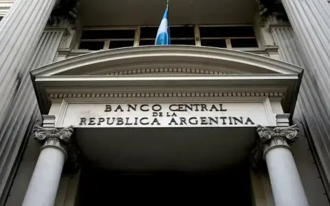 Propuesta de eliminación del impuesto al cheque en reforma tributaria
