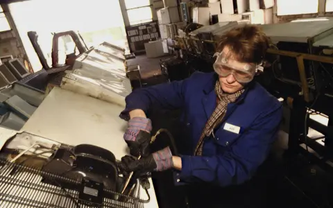 Desafíos en la Industria Metalúrgica: Caídas Persistentes y Perspectivas Negativas