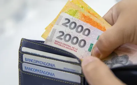 Impacto de los Gastos Fijos en el Ingreso Disponible de los Argentinos en Marzo