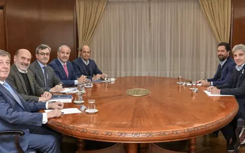 Luis Caputo y la UIA: Avances en la Reducción de Impuestos para el Sector Industrial