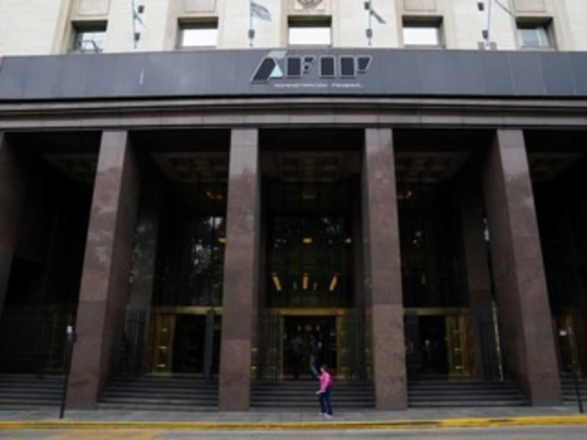 Análisis de la Recaudación Tributaria: Caída Real y Desaceleración Económica