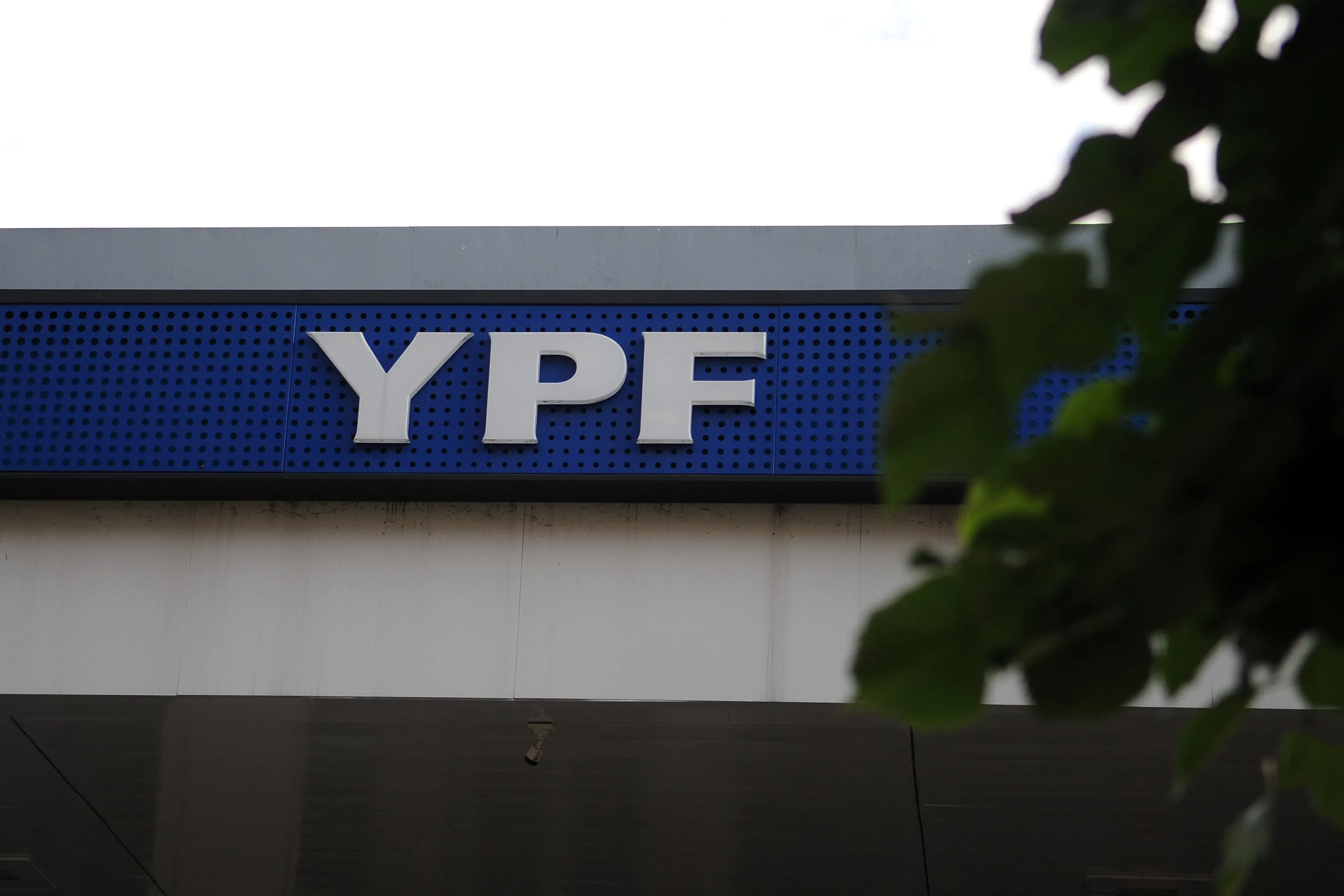 Suspensión de Apelaciones en el Caso YPF: Un Revés para los Fondos Buitres