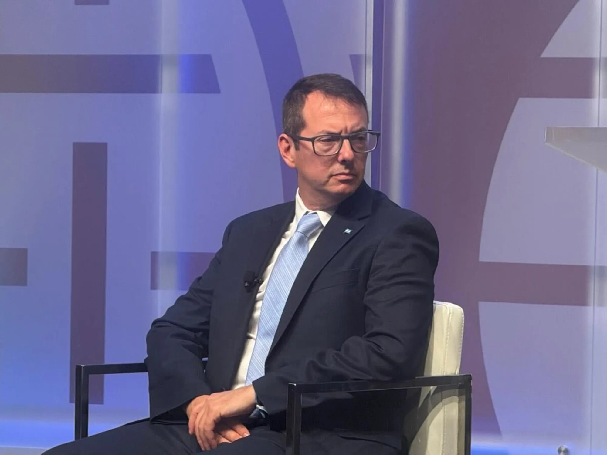 Ajuste Fiscal y Oportunidades de Inversión en Argentina: Declaraciones del Secretario de Hacienda en Washington