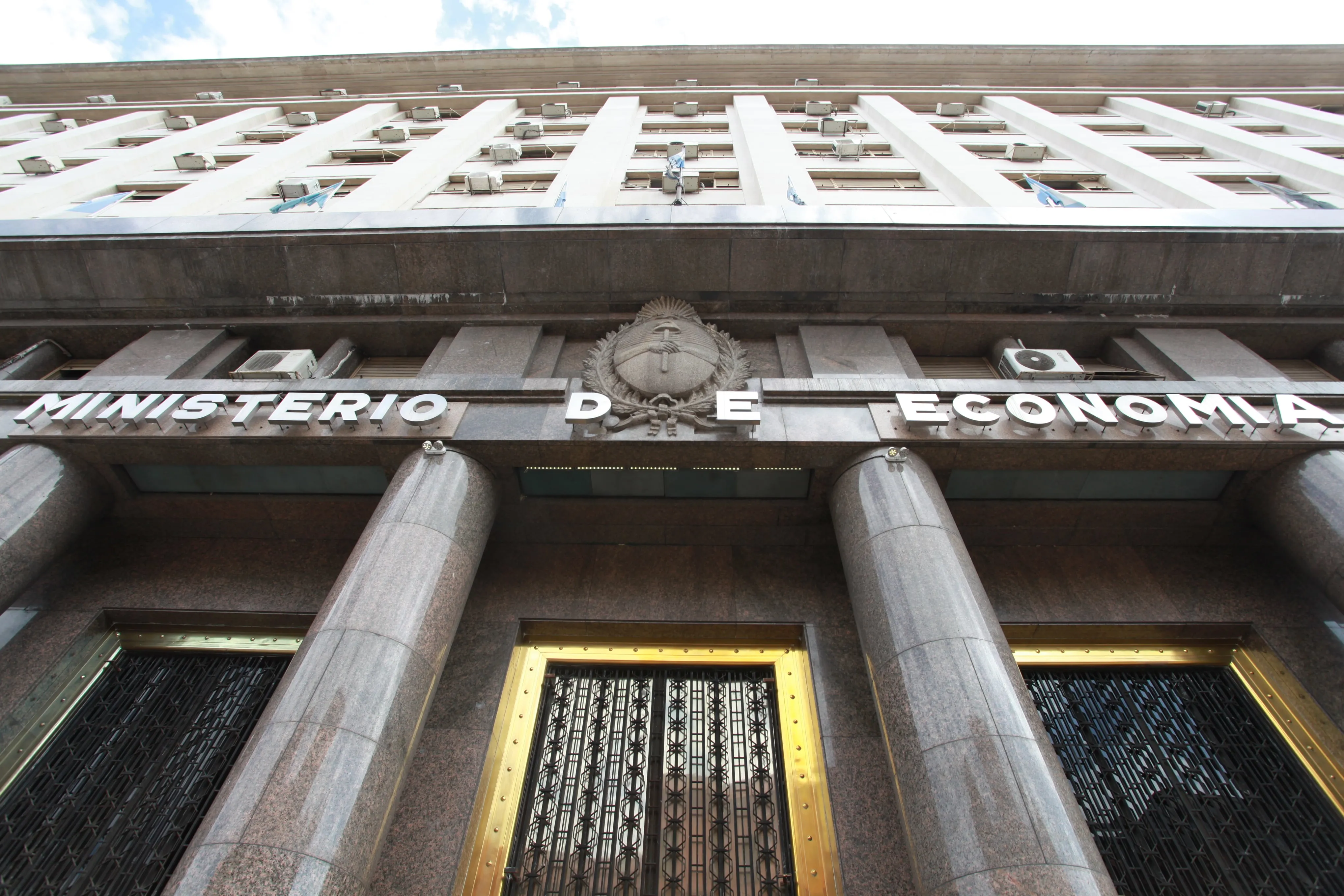 Impacto del Conflicto Internacional en las Reservas y Bonos Argentinos