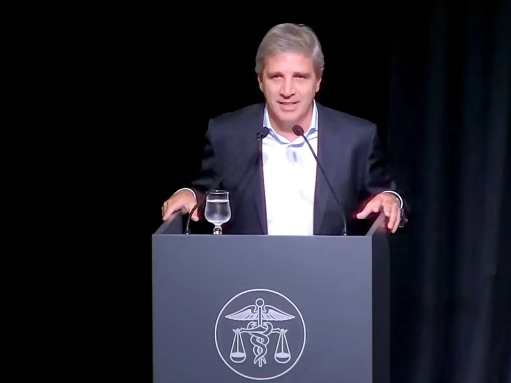 Luis Caputo Defiende el Modelo Económico y Critica a Economistas que Piden Devaluación