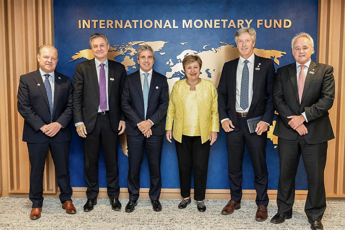 Luis Caputo y los Acuerdos Financieros: Estrategias para el Endeudamiento del País