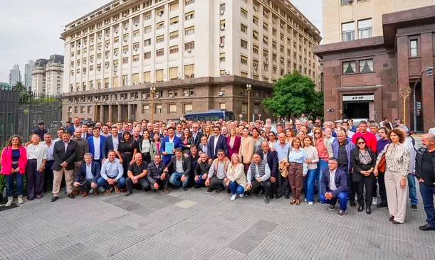 Intendentes de Argentina Consideran Denunciar a Caputo por Malversación de Fondos del Impuesto