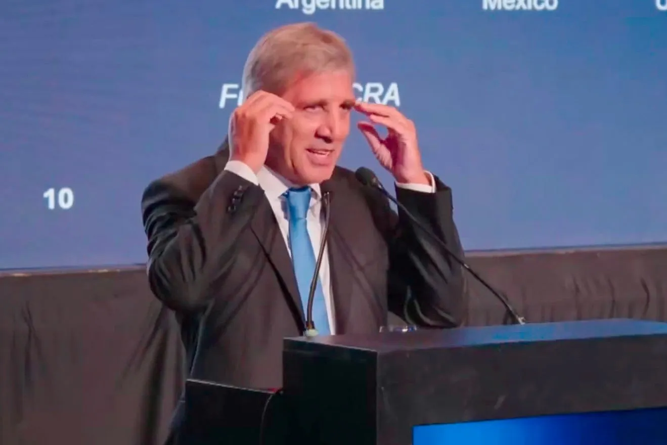 Luis Caputo critica la devaluación del dólar en la Bolsa de Comercio de Rosario