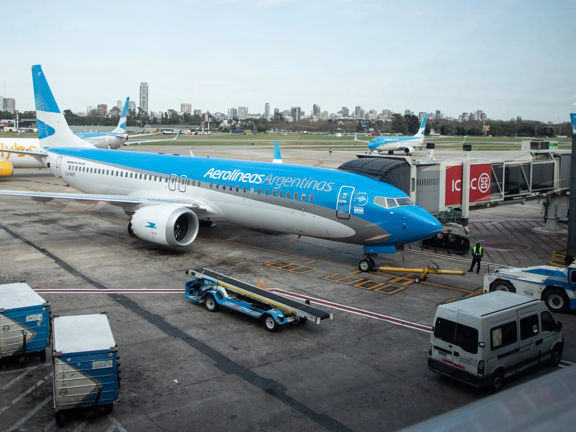 Aumento Temporal en Pasajes de Aerolíneas Argentinas por Incremento en el Precio del Petróleo