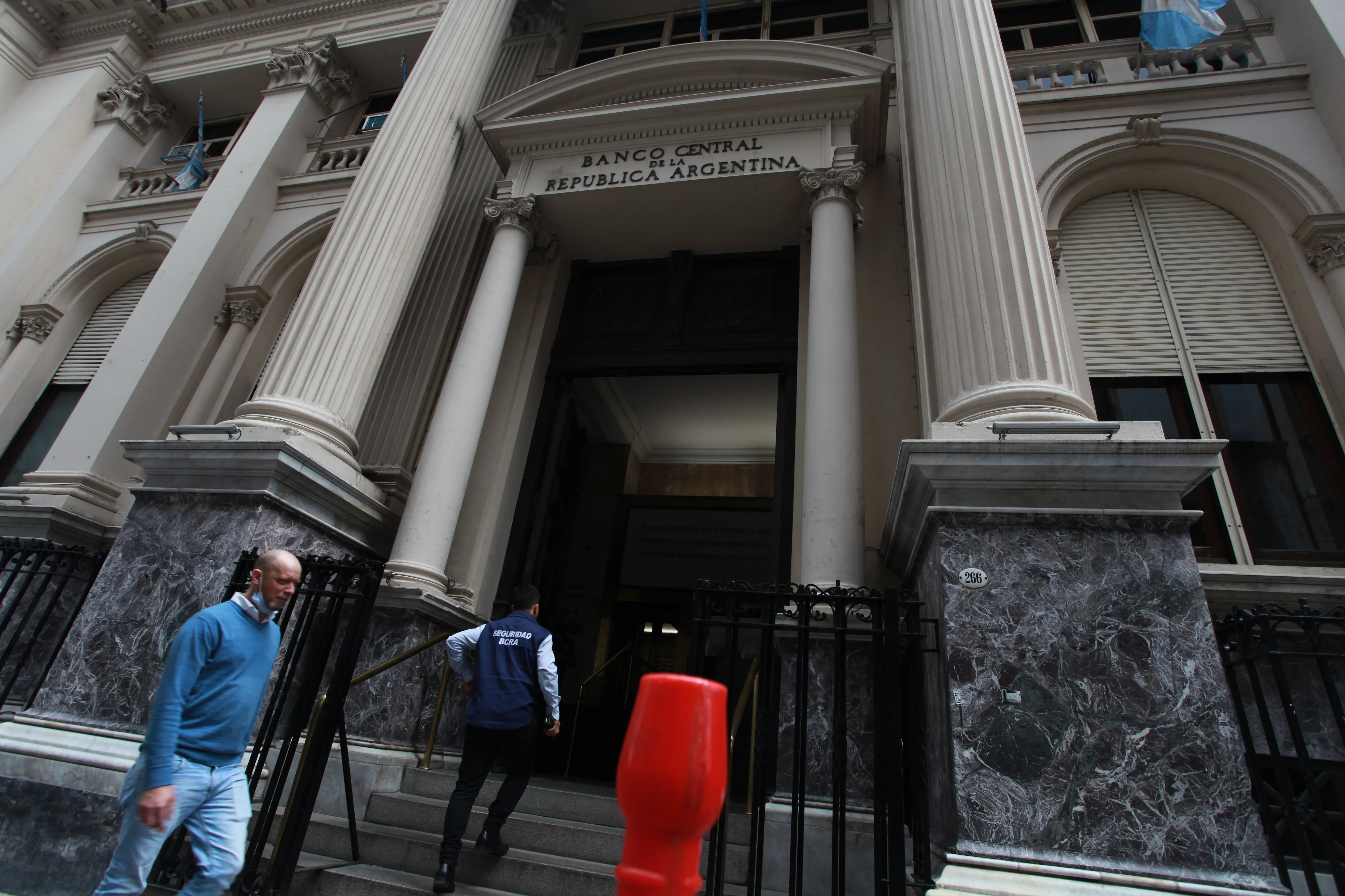 El Banco Central de Argentina flexibiliza restricciones cambiarias para individuos y empresas