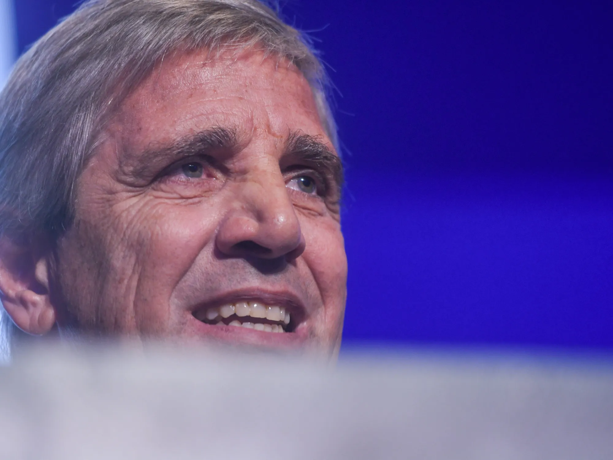 Luis Caputo critica a Axel Kicillof por defensa de la expropiación de YPF