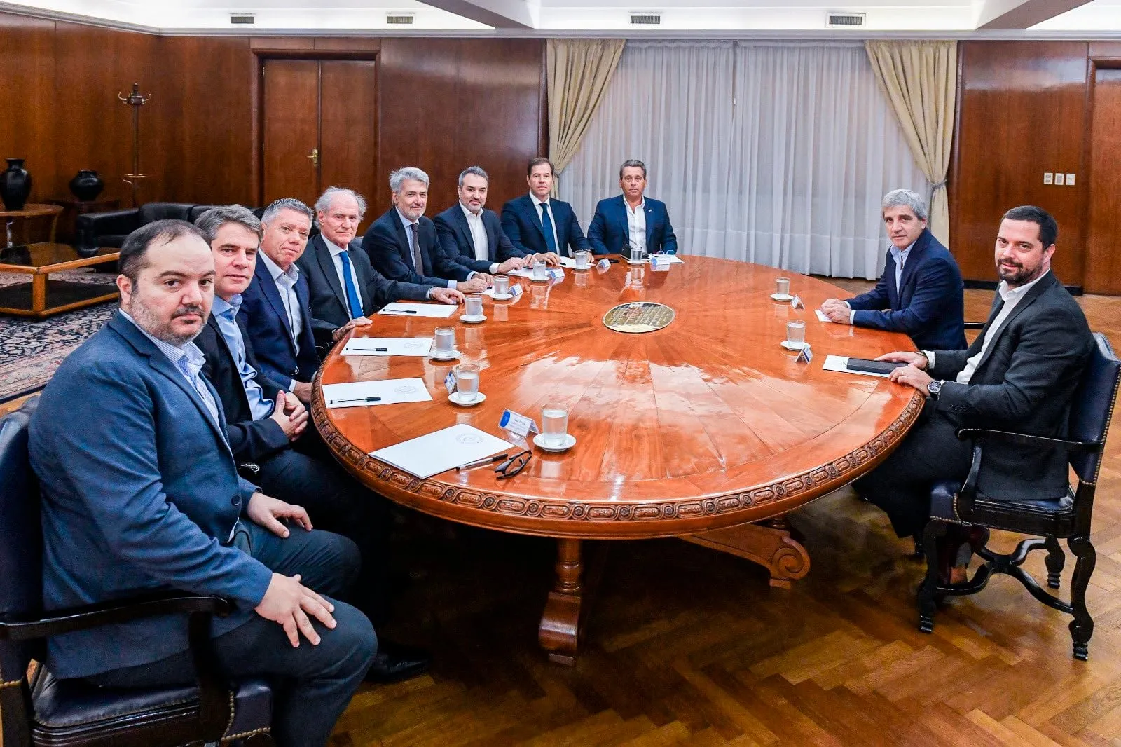 Análisis de las Afirmaciones de “Toto” Caputo en Reunión con Supermercados