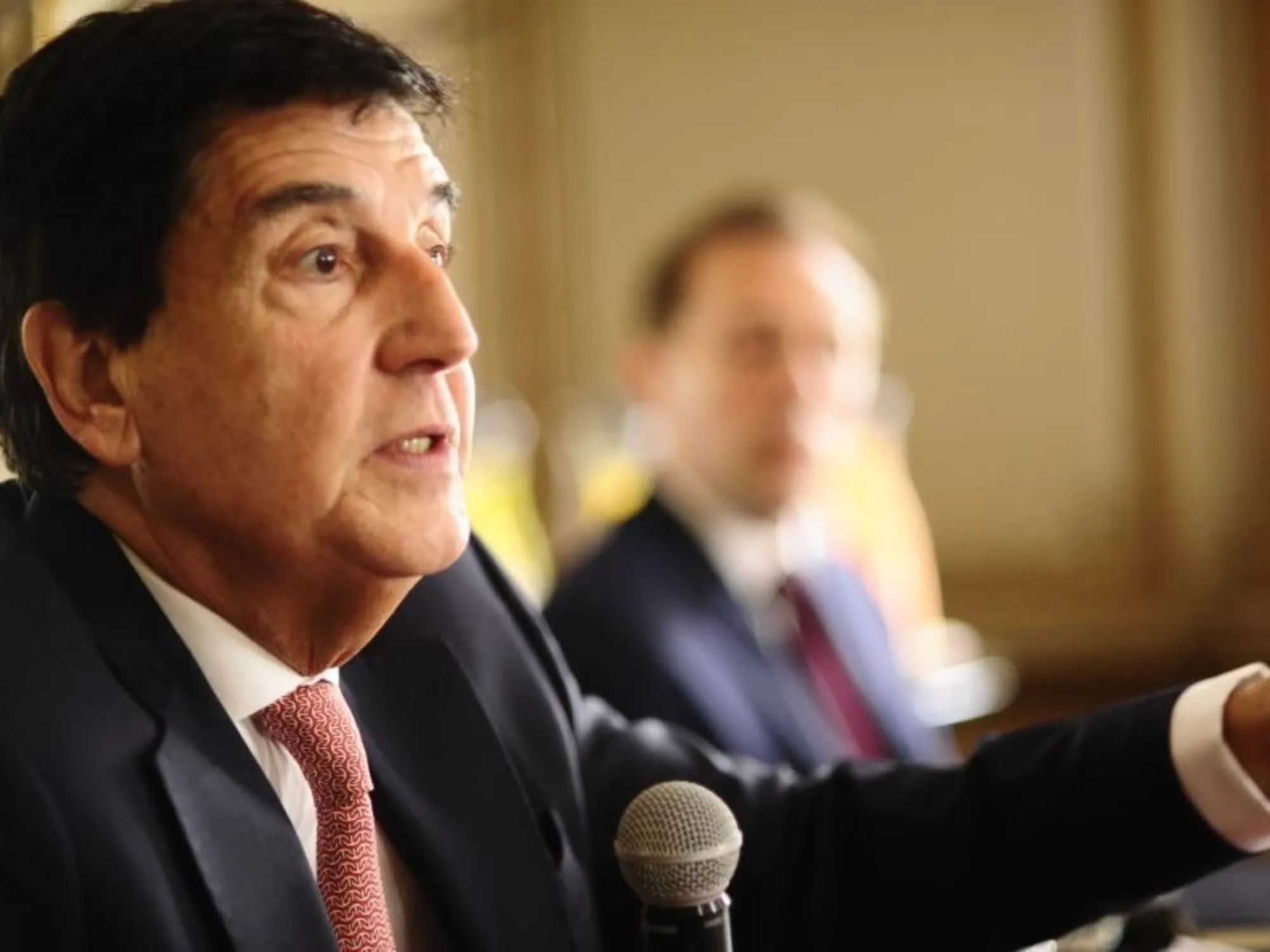 Melconian Responde a Caputo: Críticas a la Devaluación y la Falta de un Programa Económico Integral