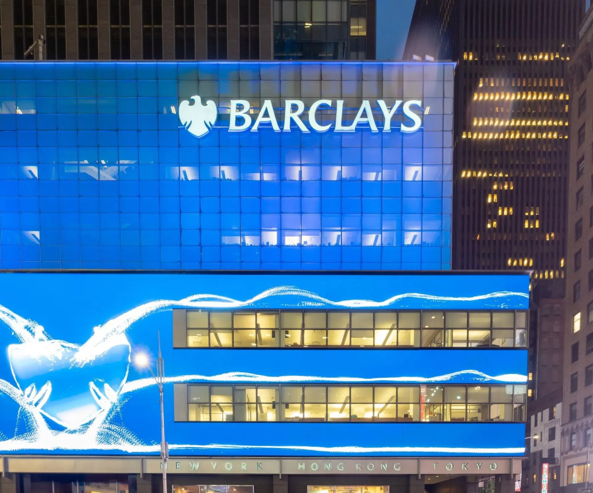 Caputo Defiende el Modelo Económico Argentino y Enfrenta a un Banco Inglés