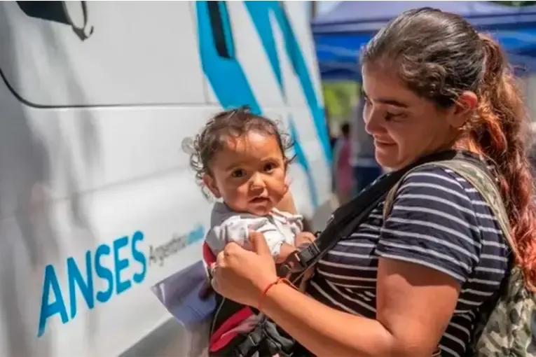 Aumentos en AUH, Tarjeta Alimentar y Complemento Leche: Análisis de las Nuevas Medidas de Anses para Mayo de 2026