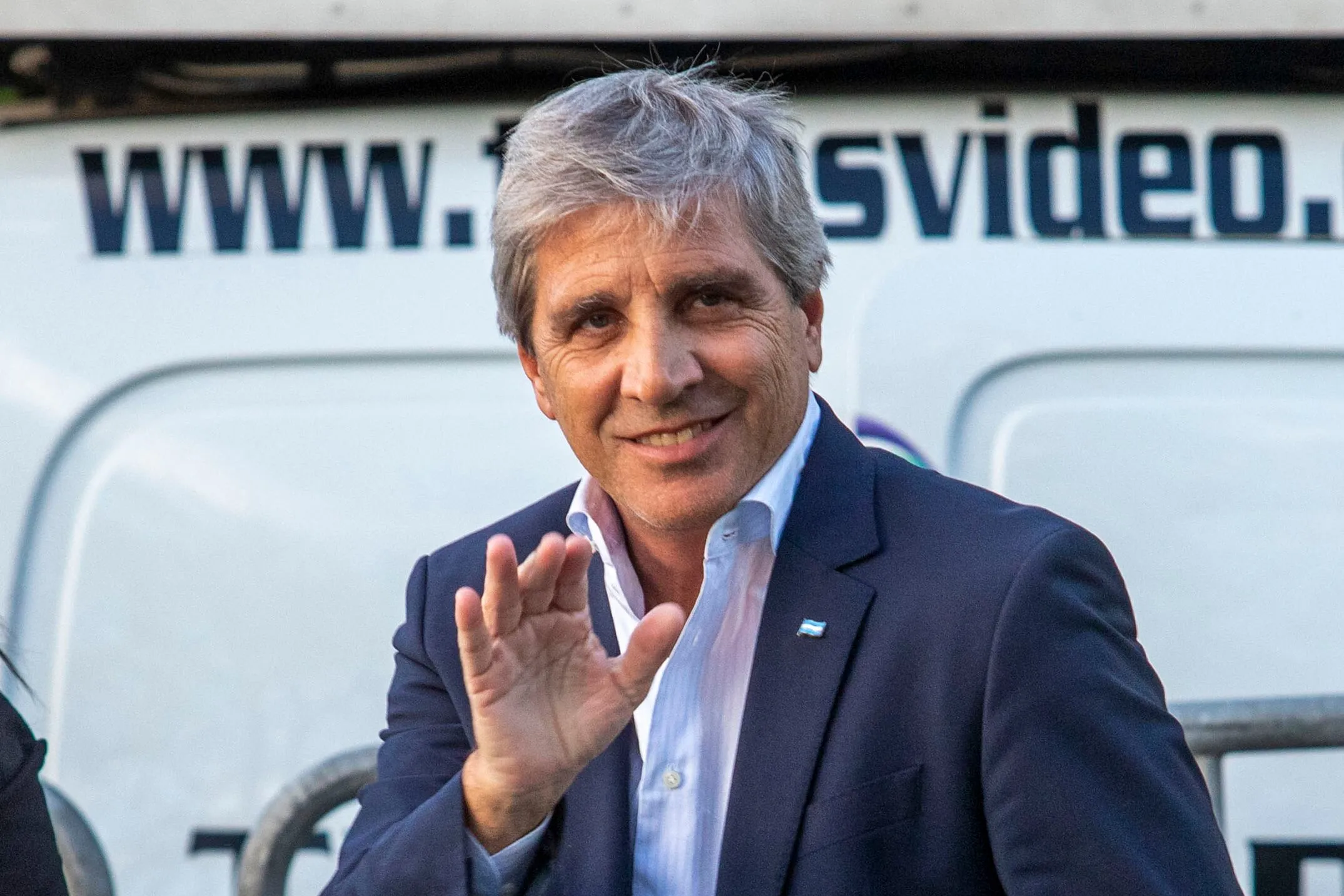 Luis Caputo busca financiamiento adicional para afrontar la deuda externa