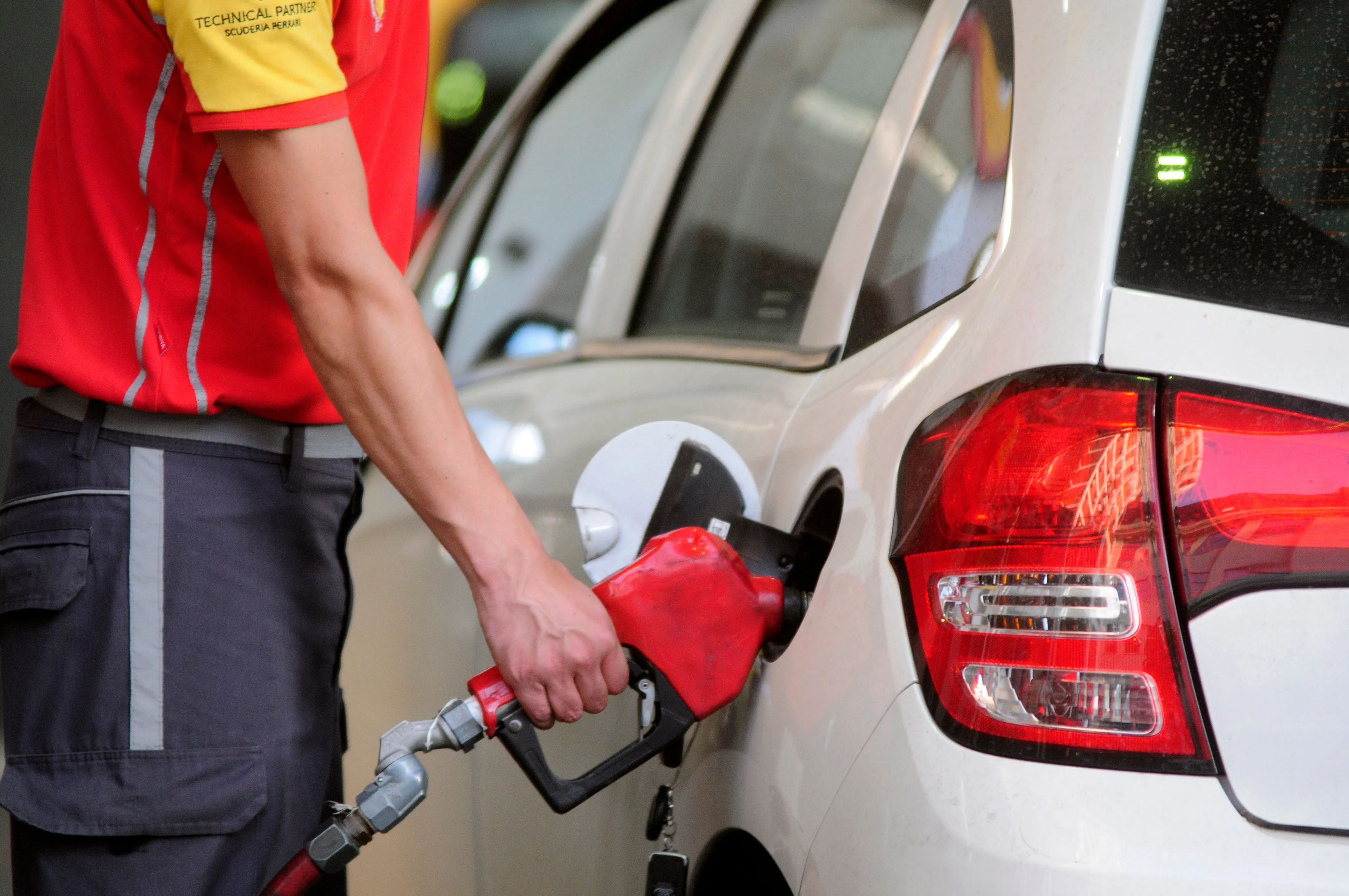 El Gobierno Postergó el Aumento del Impuesto a los Combustibles para Contener la Inflación