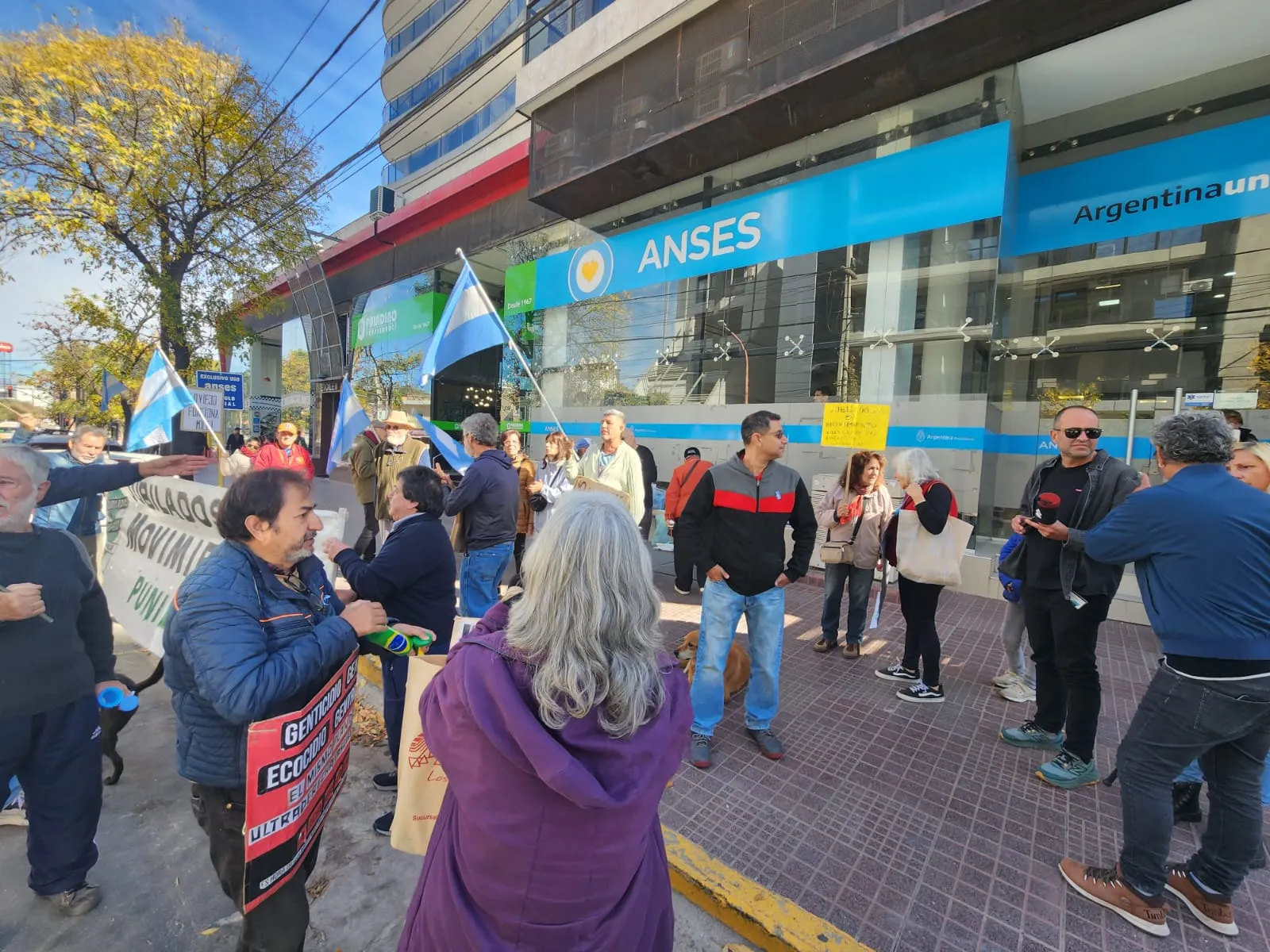 Protesta de Jubilados en Carlos Paz: Apoyo de Médicos del PAMI y Delegados de ANSES