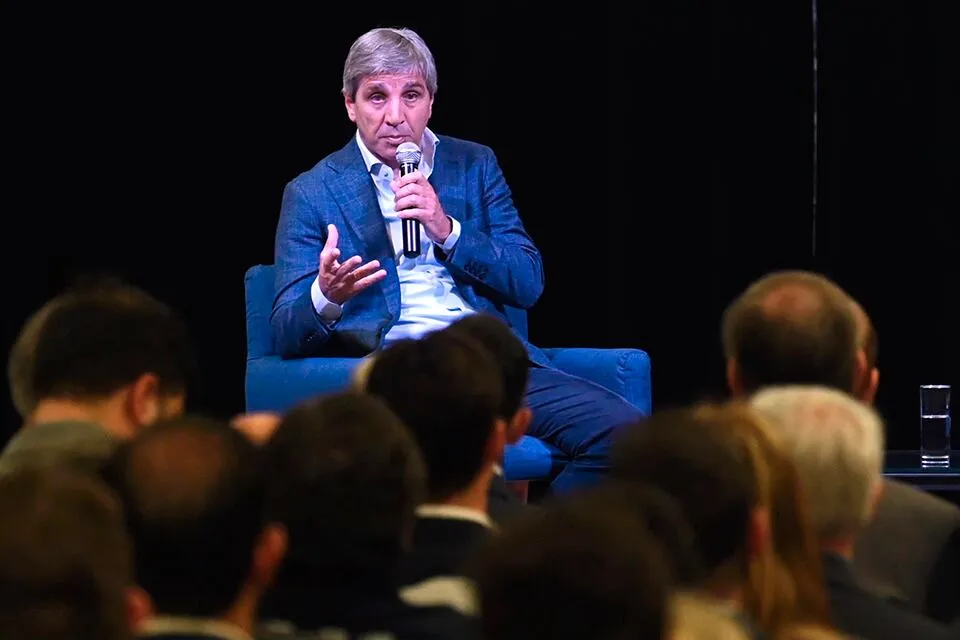 Caputo Rechaza Devaluación y Aborda la Inflación Acelerada en Argentina