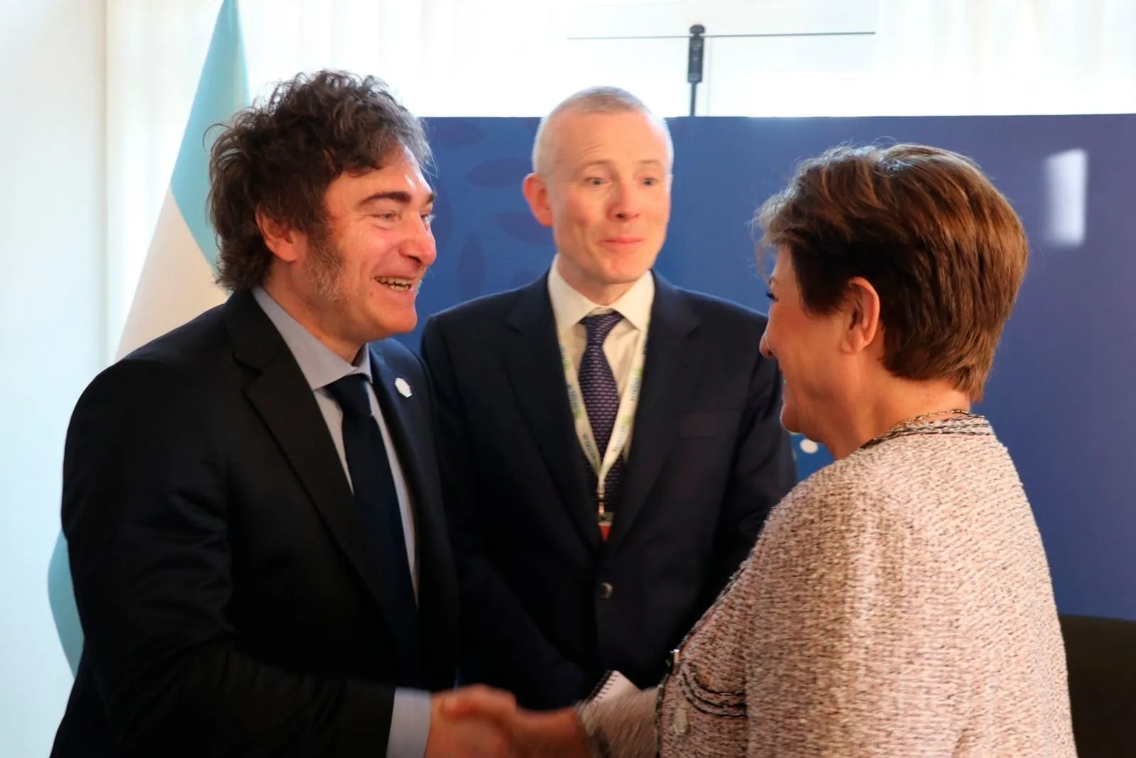 El Gobierno Argentino Utiliza Derechos Especiales de Giro para Cumplir con el FMI