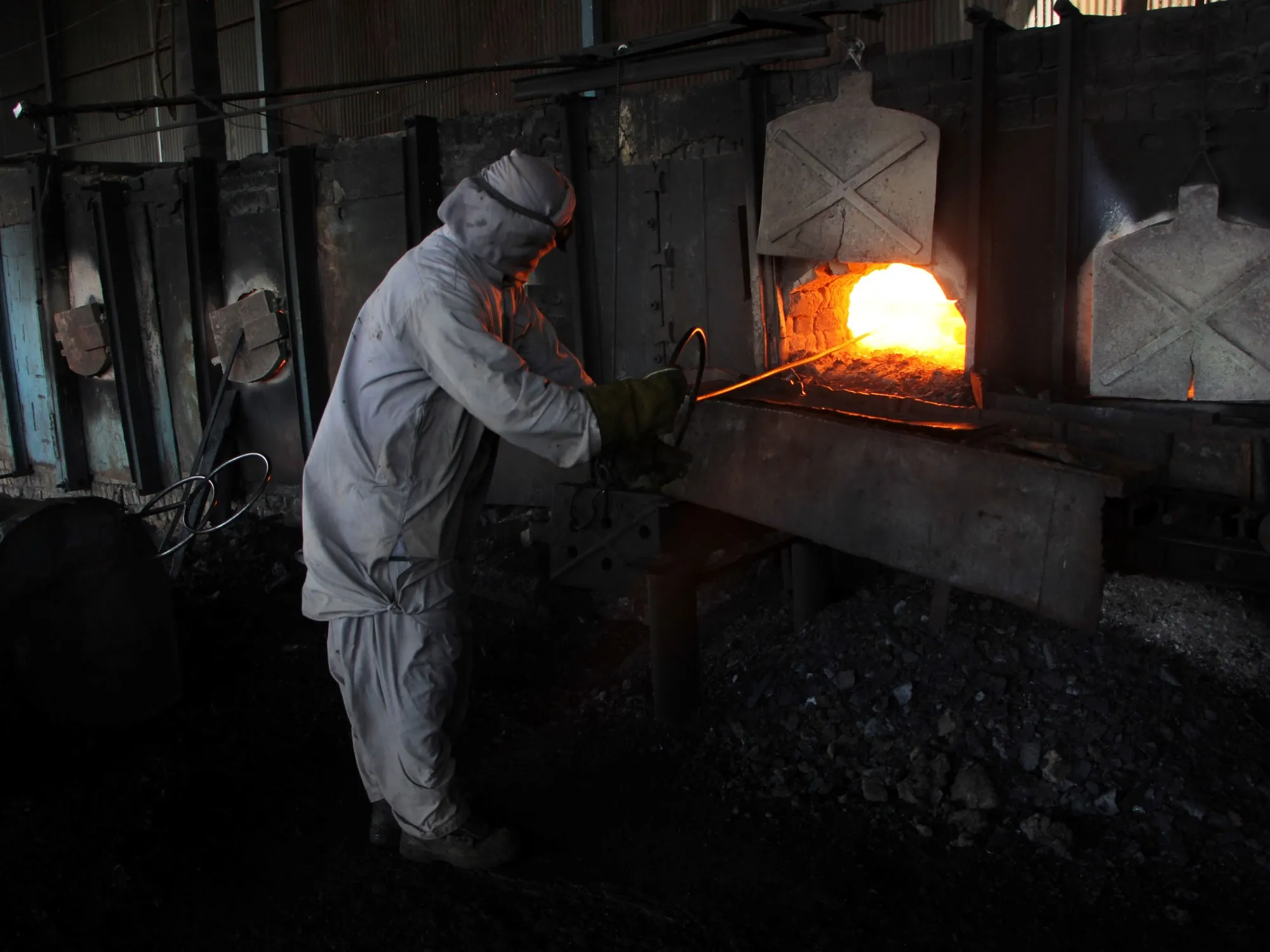 La Industria Nacional Enfrenta un Retroceso Histórico: Análisis de la Caída del 8,7% en Febrero