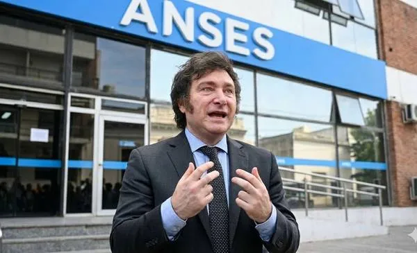 El Gobierno acelera la privatización del sistema jubilatorio a través de la reducción de Anses