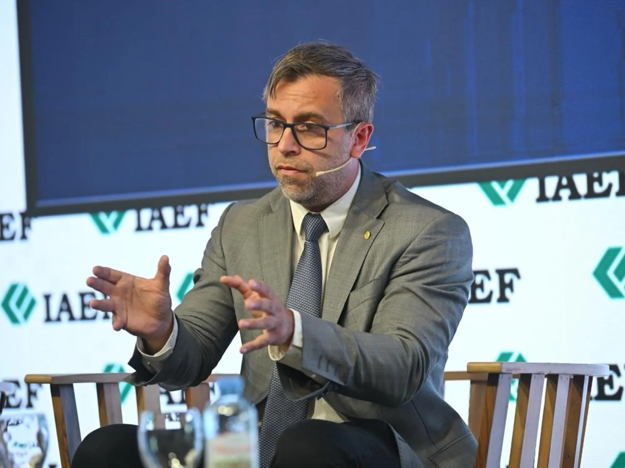 El Tesoro Argentino Renueva Vencimientos y el Dólar Continúa a la Baja