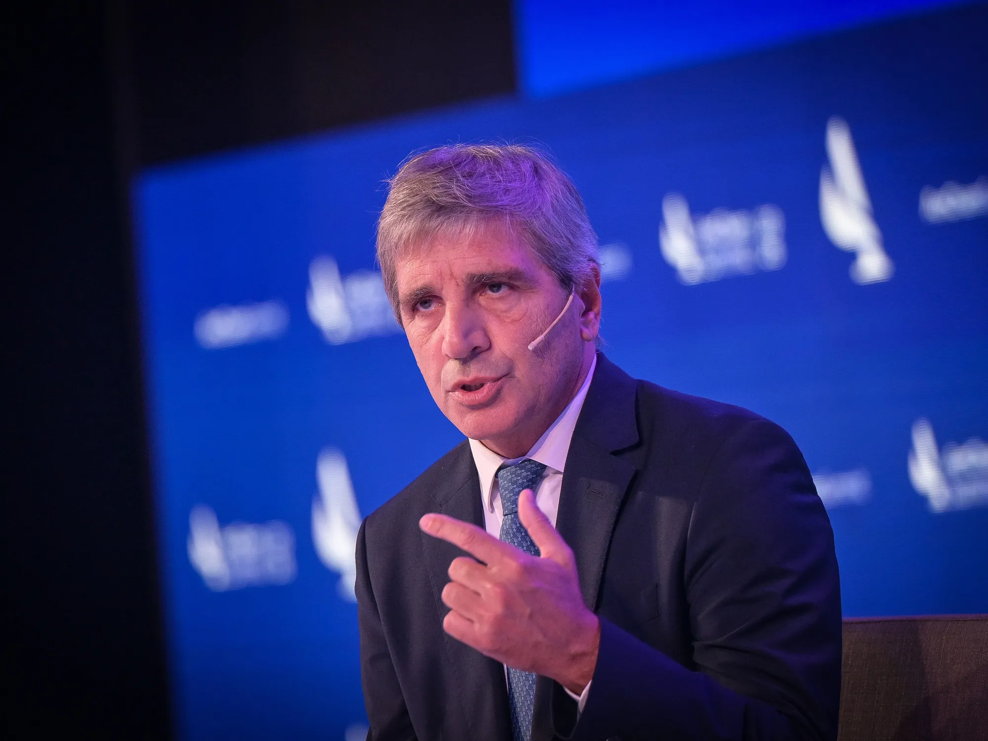 Luis Caputo: Expectativas de Desaceleración Inflacionaria y Crecimiento Económico en Argentina