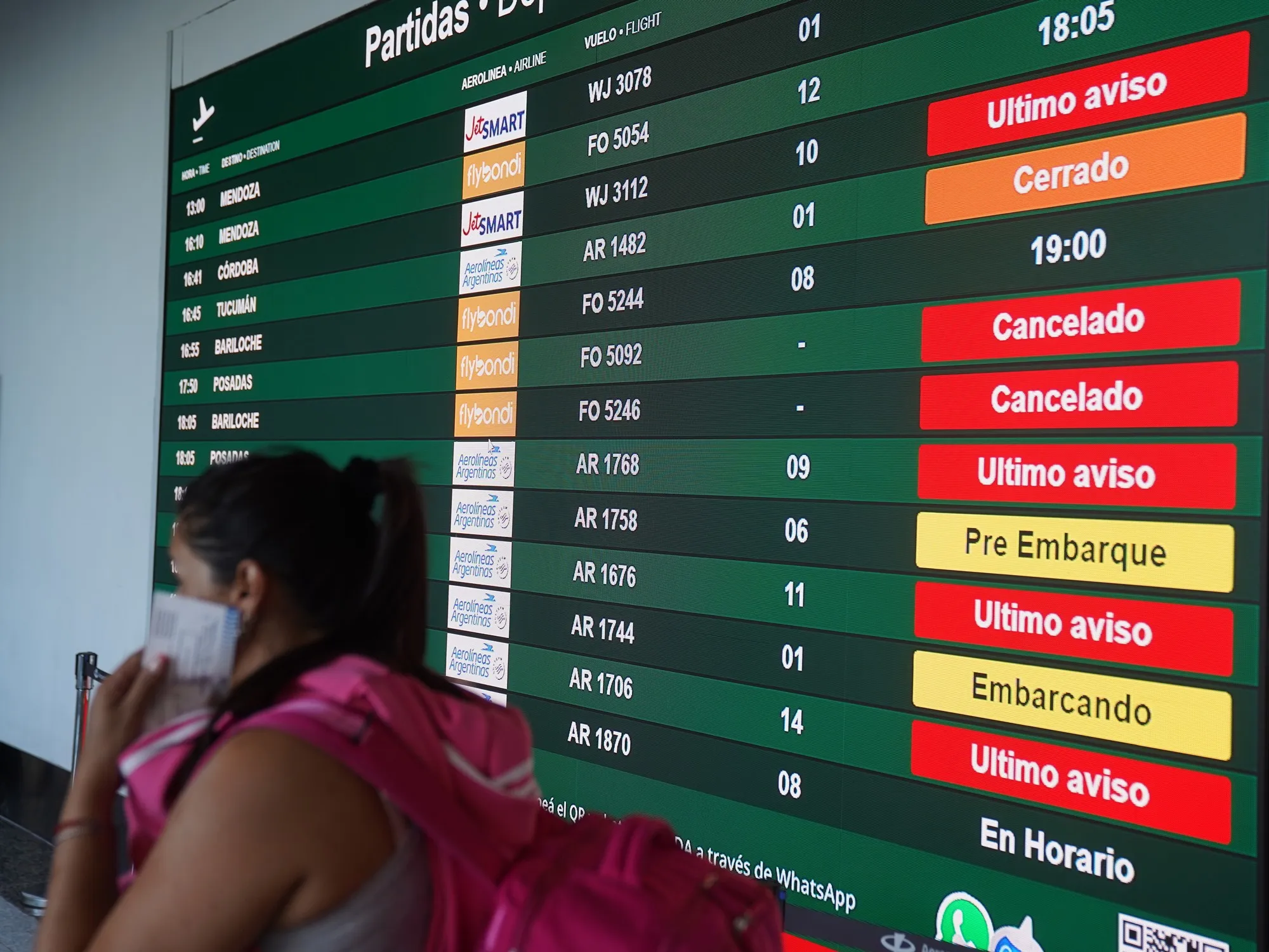 Flybondi enfrenta sanciones millonarias y reprogramaciones de vuelos por irregularidades operativas