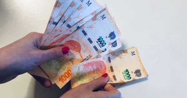 Madres titulares de AUH recibirán un plus de $51.000 en abril: Detalles y cronograma de cobro