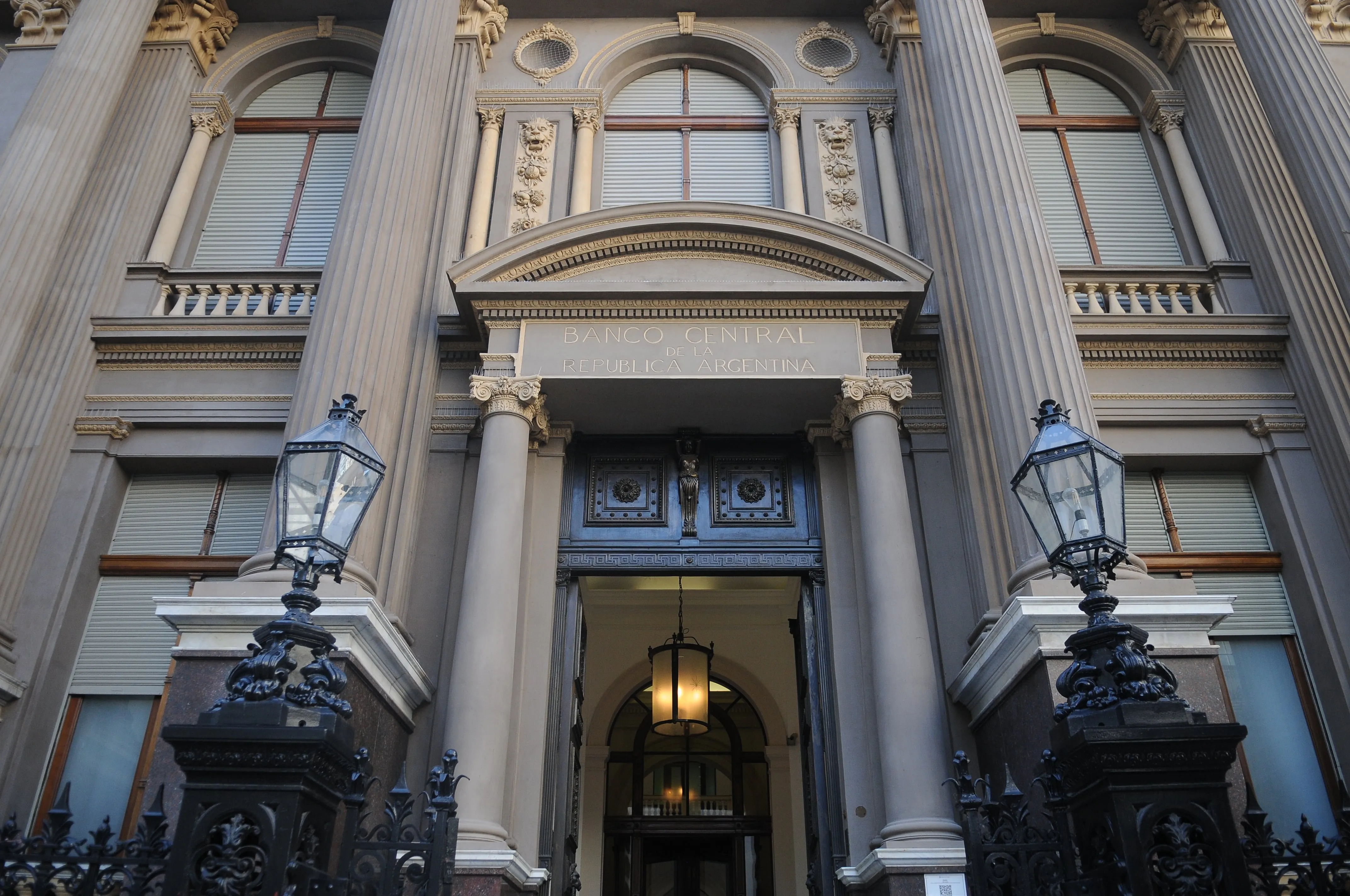 El Dólar Experimenta la Mayor Caída Semanal en Argentina