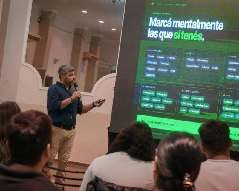 Hackeando tus Finanzas: Un Programa Innovador para la Adaptación Económica