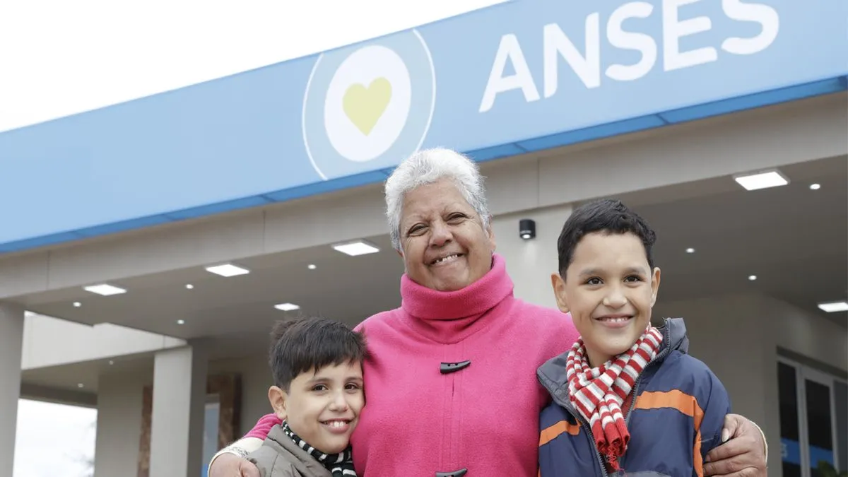 Refuerzo de Asignaciones de ANSES en Abril: Detalles y Procedimiento para el Cobro