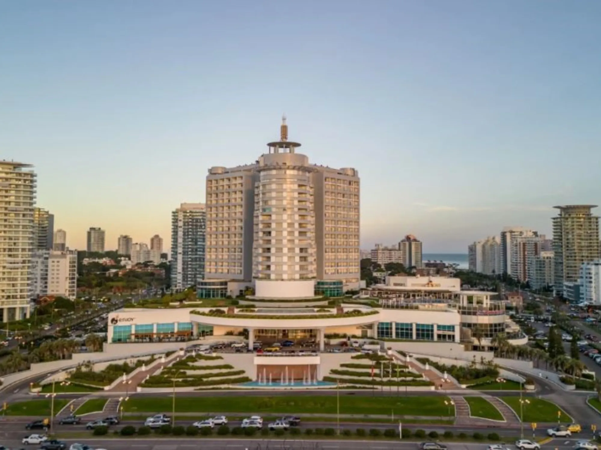 Adquisición del ex Conrad de Punta del Este por JHSF: Implicaciones económicas y turísticas