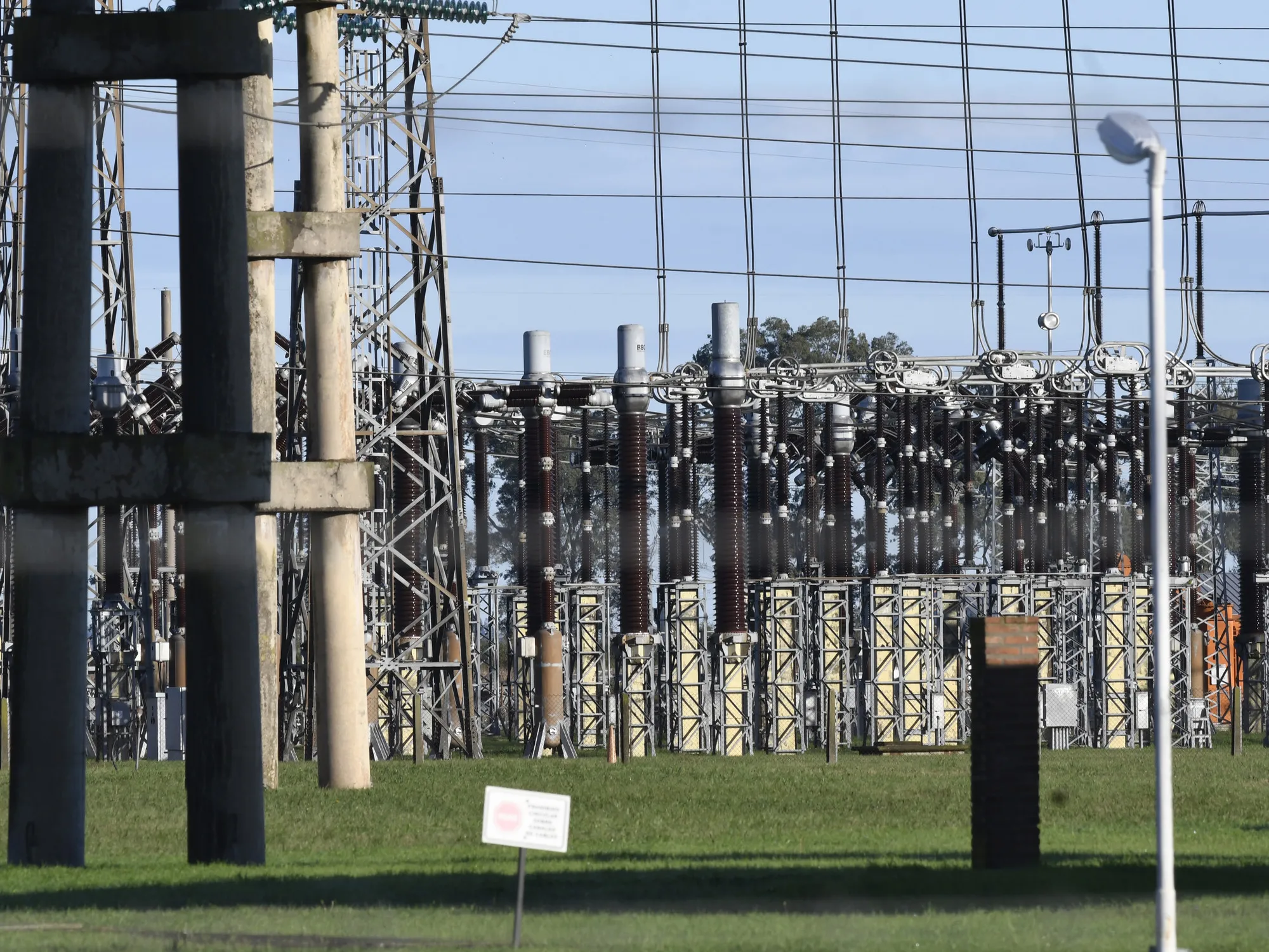 Avanza la Privatización de Transener: Tres Grupos Argentinos Compiten por el Control