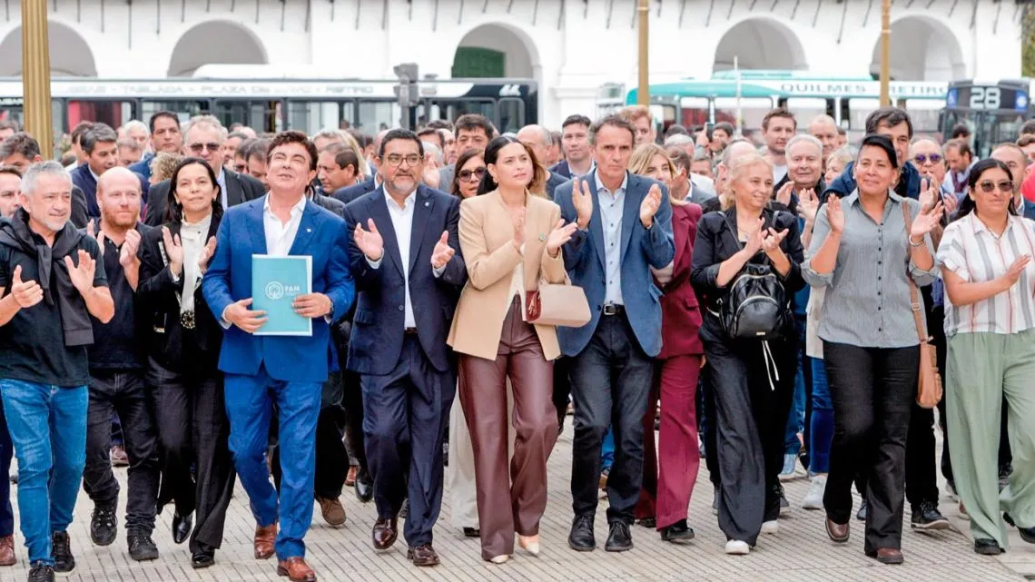 Intendentes Exigen al Ministro Caputo la Ejecución de Obras Públicas con Fondos Recaudados