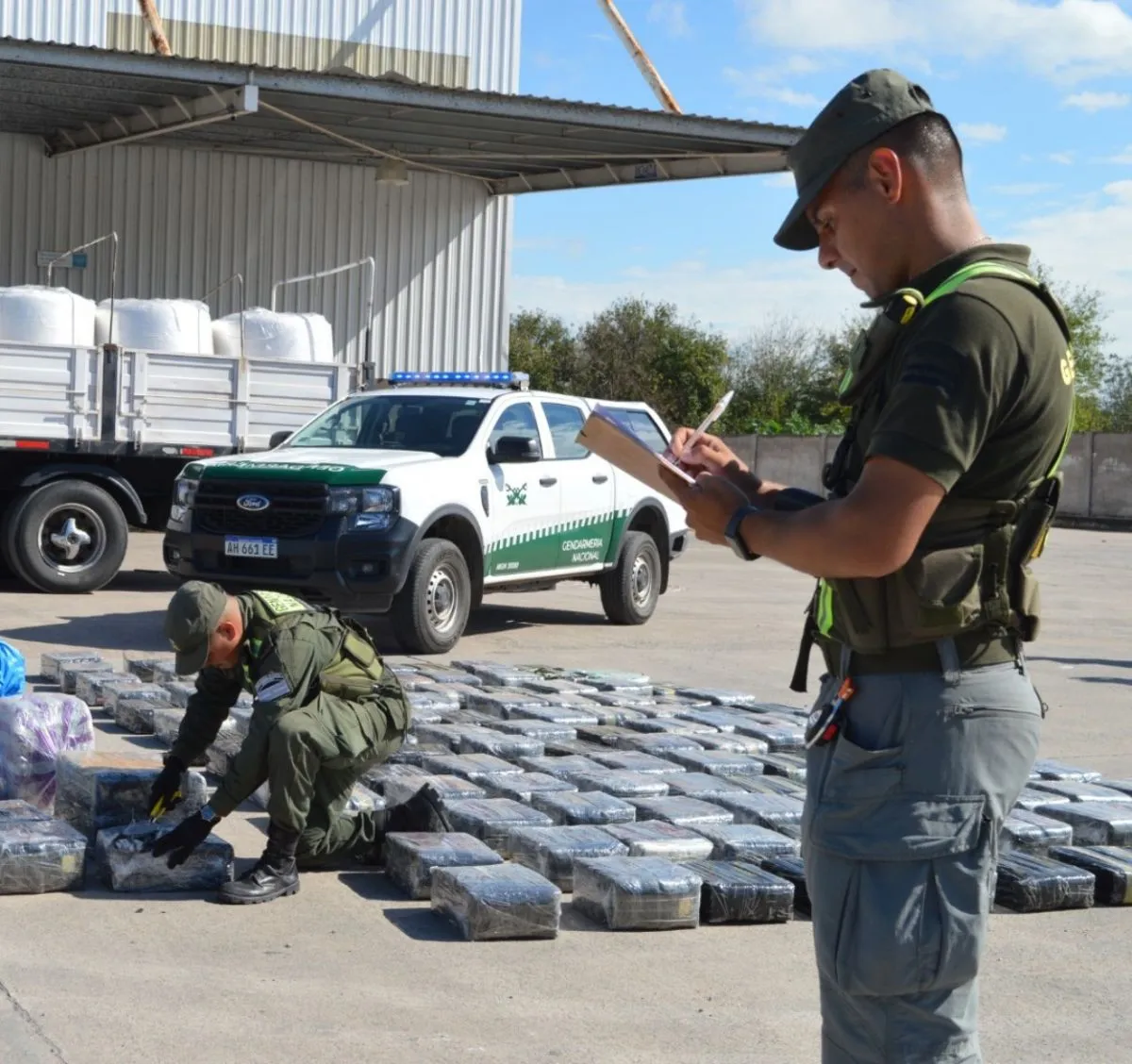 Desmantelamiento de Cargamento Ilegal: Gendarmería Nacional Incauta Más de Tres Toneladas de Hojas de Coca