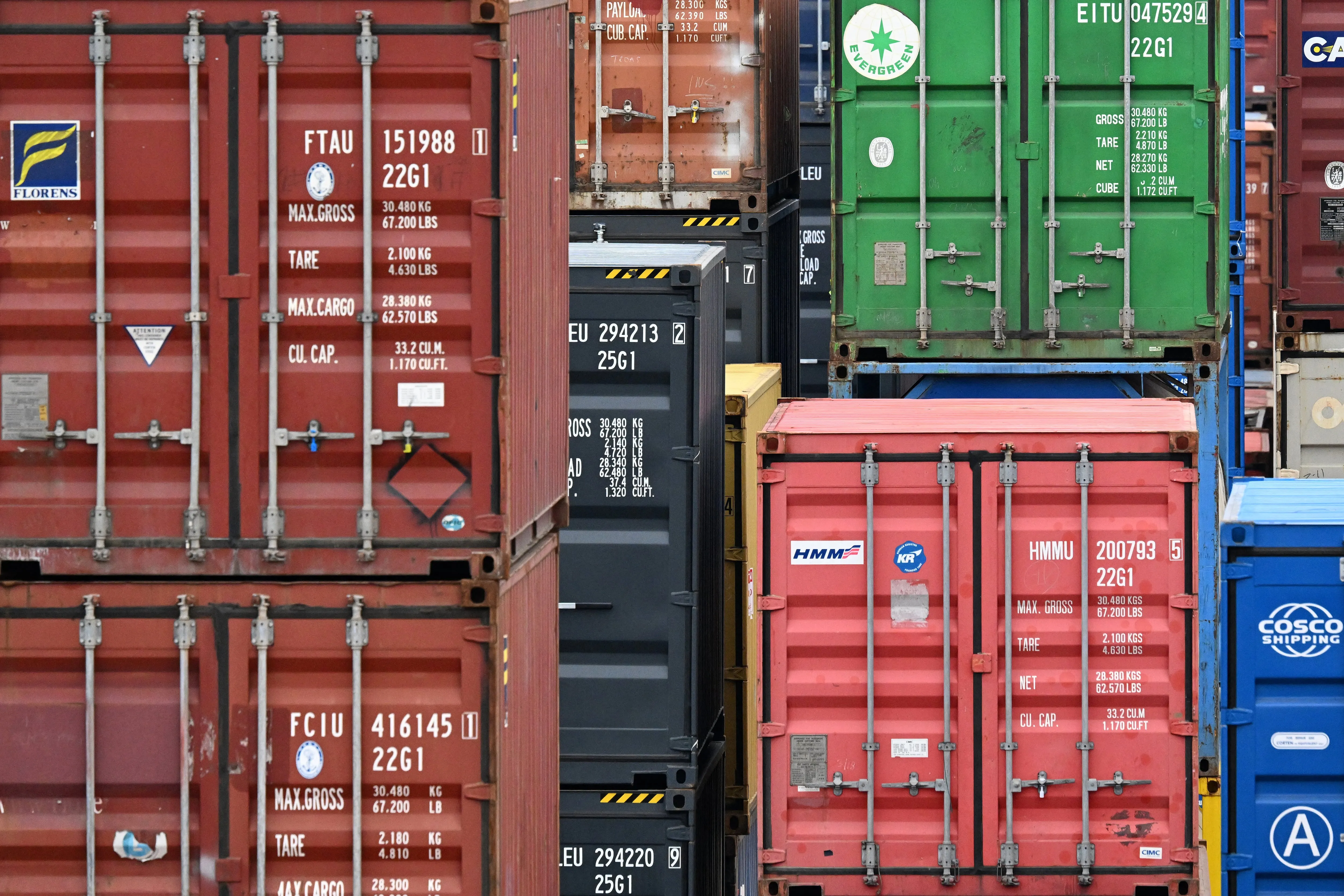 Impacto de la Avalancha de Importaciones en Sectores Clave de la Economía Argentina